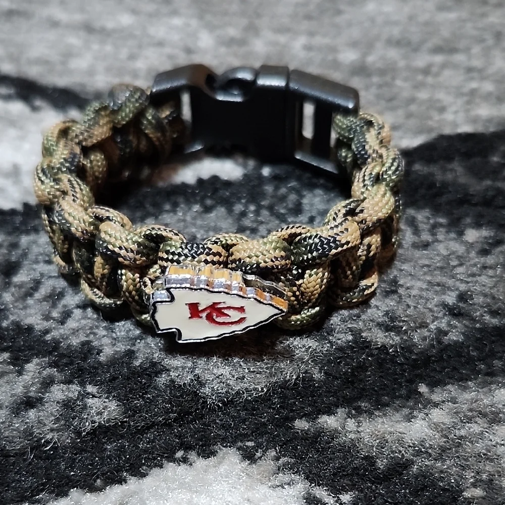 KIDS KANSAS CITY CHIEFS ARROWHEAD CAMO PARACORD SURVIVAL BRACELET UNISEX